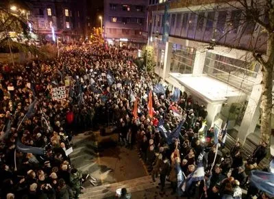Сотни людей в Сербии протестовали из-за оценки оппозиции государственной ТРК