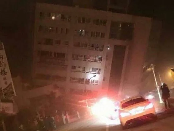 Отель обрушился на Тайване из-за мощного землетрясения