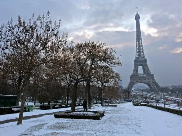 В Париже из-за непогоды закрыли Эйфелеву башню