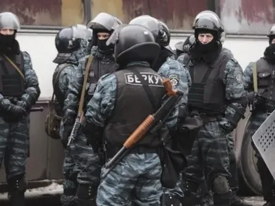 Пять экс-беркутовцев по делу расстрелов на Майдане оставили под стражей еще на 60 суток