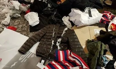 Магазин во Франции порезал непроданную одежду