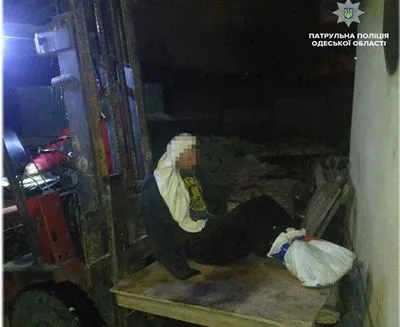 В Одессе мужчина примерз к крыше дома