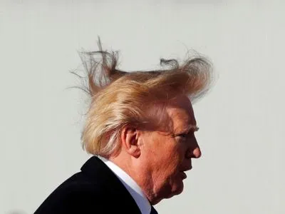Прическа Трампа не удержалась на голове президента из-за ветра