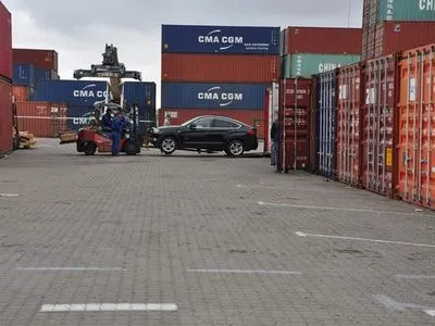 В январе через Одесский порт в Украину завезено почти 2 тысячи б/у автомобилей