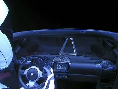 Автостопом по галактиці: Маск веде стрім з Tesla у відкритому космосі