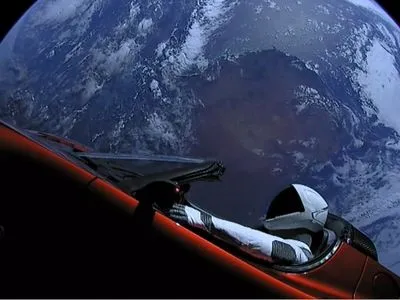 Прискорювач Falcon Heavy розбився і пошкодив платформу, Tesla пролетіла повз орбіту Марса