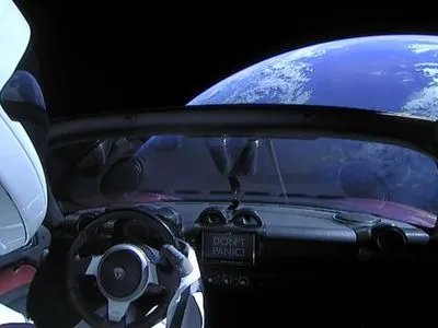 Маск опубликовал видео со своей Tesla на орбите