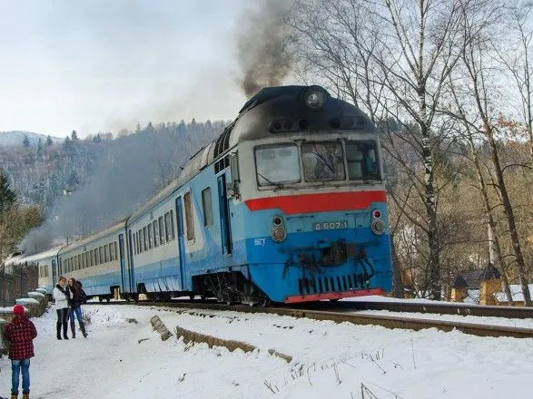 "Укрзалізниця" призначила у лютому шість додаткових поїздів в напрямку Карпат