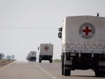 Червоний Хрест відправив 28 вантажівок з гумдопомогою на Донбас