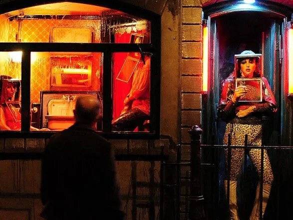 В Амстердаме запретят туристам алкоголь, наркотики и фото в Квартале красных фонарей