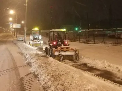 Столичные улицы расчищали от снега 270 единиц техники