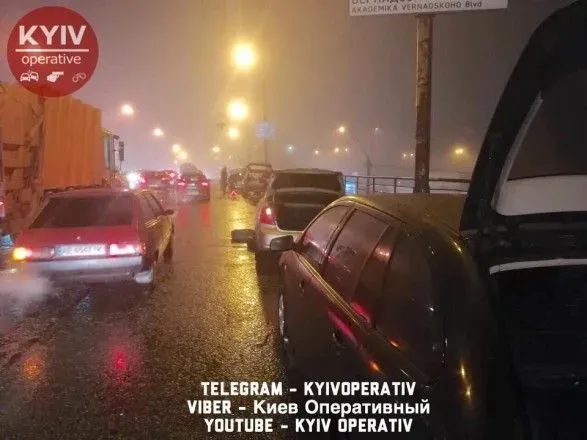У столиці на Шулявському шляхопроводі утворилася яма: декілька авто пошкоджено