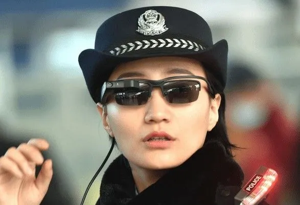 В Китае полиции выдали "умные" очки, помогающие ловить преступников