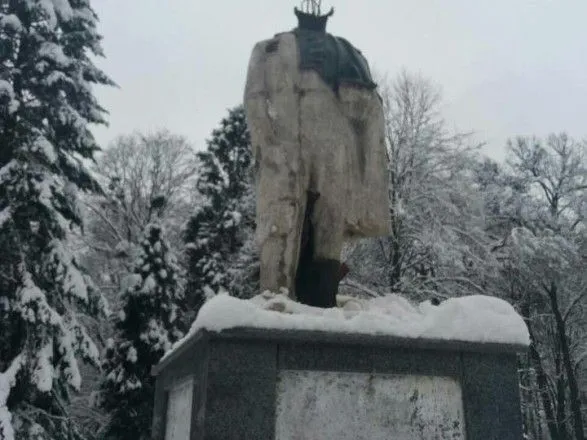 Невідомі на Львівщині обезголовили пам’ятник Шевченку