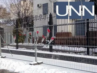 Авіакатастрофа Ан-148: українці несуть квіти до посольства РФ