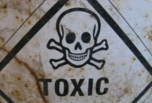 Сумские активисты принесли пестициды мэру и председателю ОГА