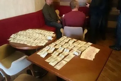 Организатор добычи янтаря пытался дать взятку сотруднику СБУ
