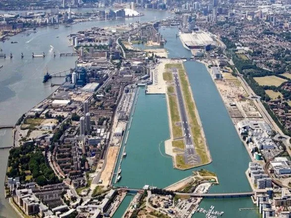 Через знайдений у Темзі снаряд у Лондоні закрили аеропорт