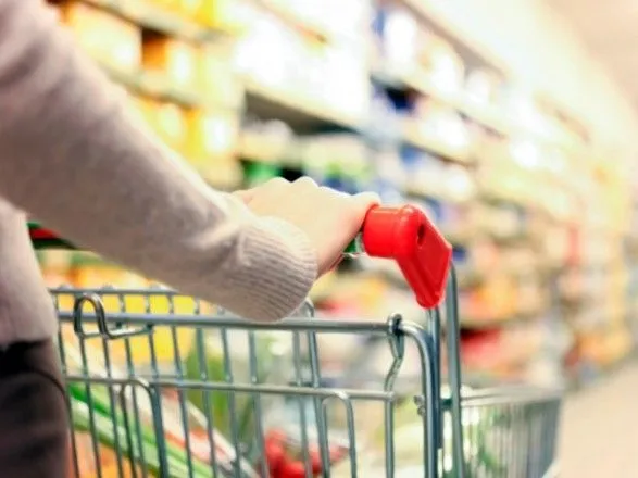Третина українців віддають перевагу магазинам низьких цін