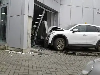 В Одессе в результате ДТП машина въехала в автосалон