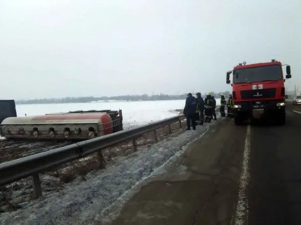 Цистерна с 30 тоннами этилового спирта перевернулась под Киевом