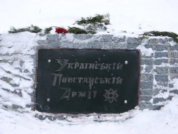В Харькове памятник воинам УПА покрасили в цвета польского флага