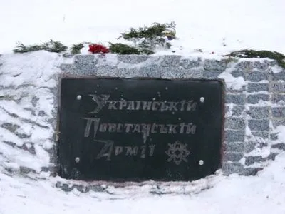 У Харкові пам’ятник воякам УПА пофарбували у кольори польського прапору