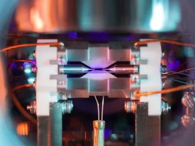 У Британії на конкурсі фотографії переміг знімок самотнього атома в іонній пастці