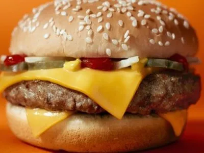McDonald's уберет чизбургеры из детского меню