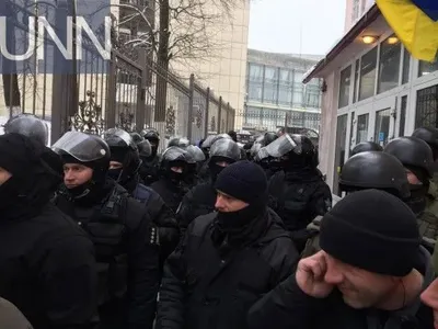 Возле Соломенского суда Киева ранили полицейского