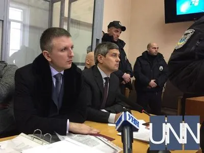 Суд разрешил Труханову выйти из стеклянного бокса и быть возле своих адвокатов