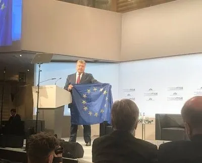 Мюнхенська конференція: Порошенко привіз прапор ЄС із Донбасу та цитував Солженіцина