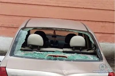 Полиция: автомобили во дворе Соломенского райсуда разбил топором житель Одессы