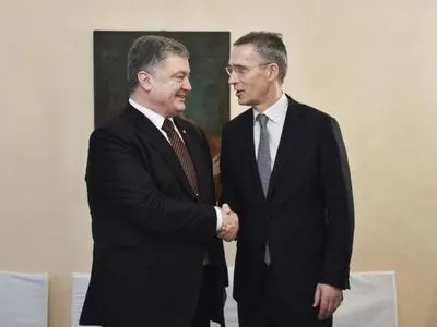 Президент встретился с Генсеком НАТО Столтенбергом