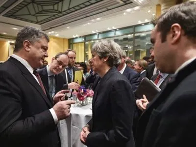 Президент обсудил с премьером Великобритании развертывания миротворцев на Донбассе