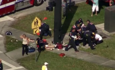 Трамп посетил пострадавших во время стрельбы в средней школе во Флориде