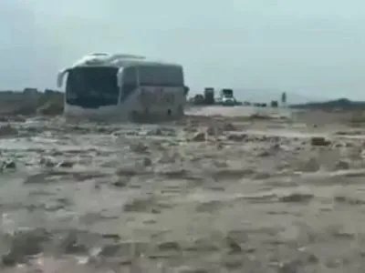 Украинцев эвакуировали из застрявшего при наводнении автобуса в Израиле