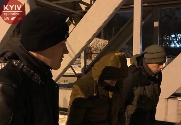 У Києві біля залізничного вокзалу жорстоко побили та пограбували чоловіка