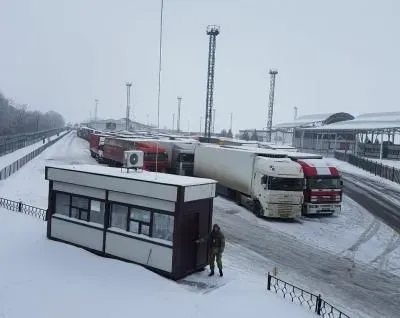 ГПСУ: российская сторона постепенно восстанавливает пропуск грузовиков через границу