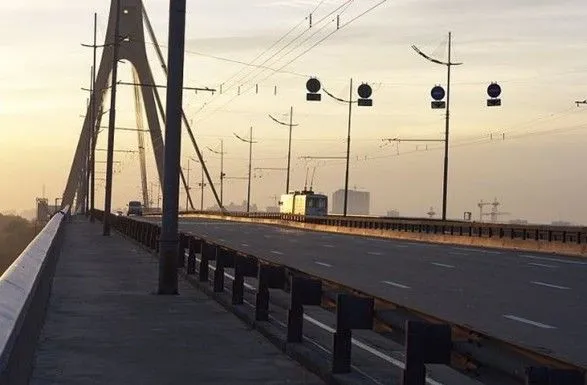 Завтра у Києві буде частково обмежений рух Московським мостом – КМДА