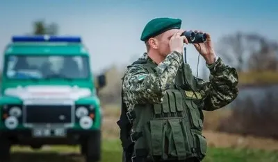 В Луганской области пограничники остановили "КамАЗ" с 2 тоннами орехов