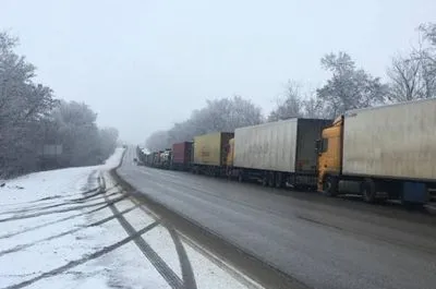 Около 150 грузовиков собрались в очереди на российско-украинской границе