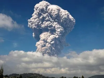 в Индонезии объявлен самый высокий уровень опасности, из-за извержения вулкана