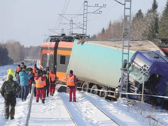 В Эстонии пассажирский поезд столкнулся с грузовиком, 9 человек госпитализированы