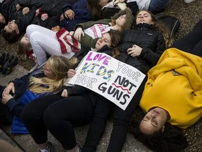 У Белого дома устроили "лежачий протест" из-за недавней стрельбы в школе Флориды