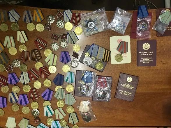Украинец пытался в протезах вывезти в Россию ордена и медали