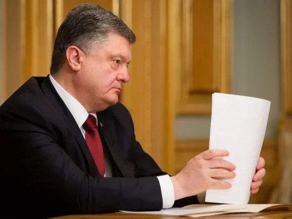Суд разрешил допросить Порошенко в деле госизмене Януковича через видеосвязь (дополнено)