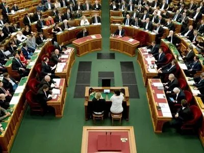 Угорський парламент прийняв резолюцію "Про підтримку Польщі у зв'язку з тиском з боку Брюсселя"