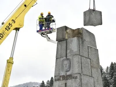 В Польше начался демонтаж памятника советскому генералу