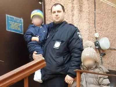 Прикарпатська поліція через пияцтво забрала у жінки дітей